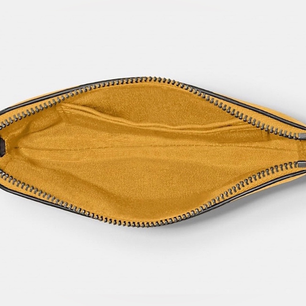 SOLD ‼️ Coach NWT Honeycomb Leather Corner Zip Wristlet Horse Carriage Wallet - Picture 3 of 7